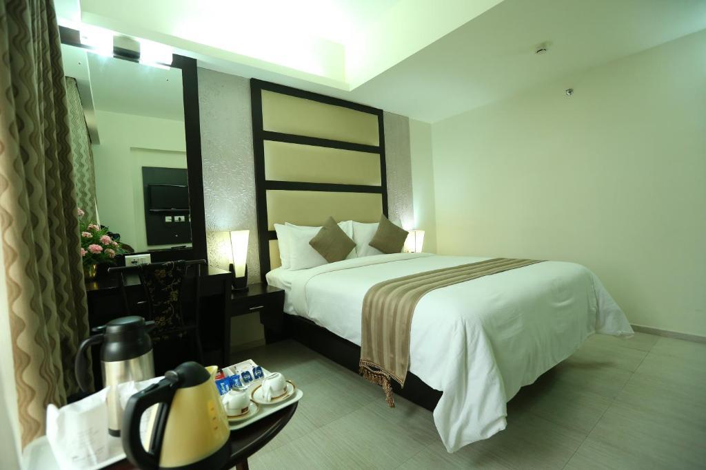 Pattom Royal Hotel Thiruvananthapuram Bagian luar foto
