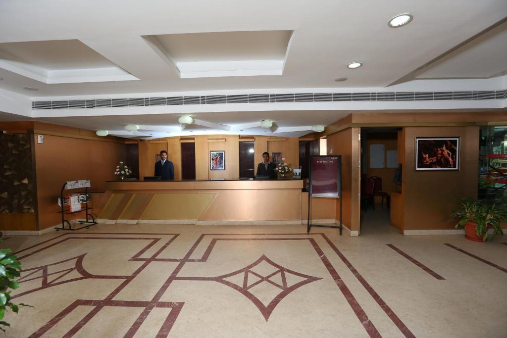 Pattom Royal Hotel Thiruvananthapuram Bagian luar foto
