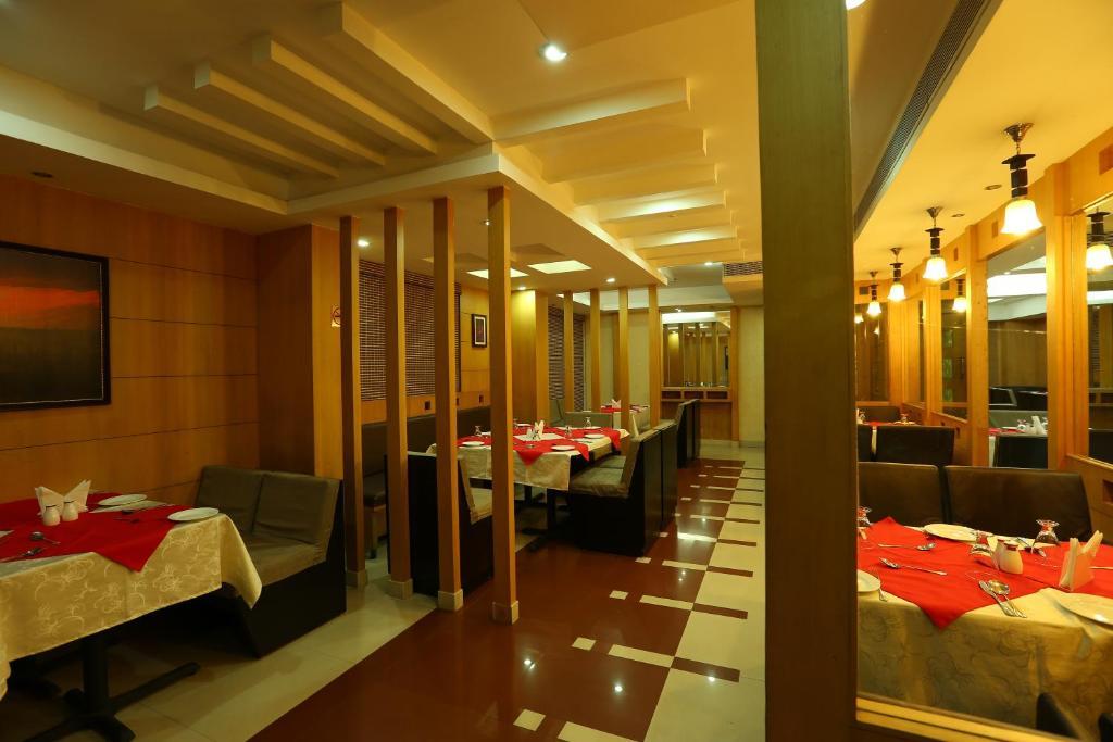 Pattom Royal Hotel Thiruvananthapuram Bagian luar foto